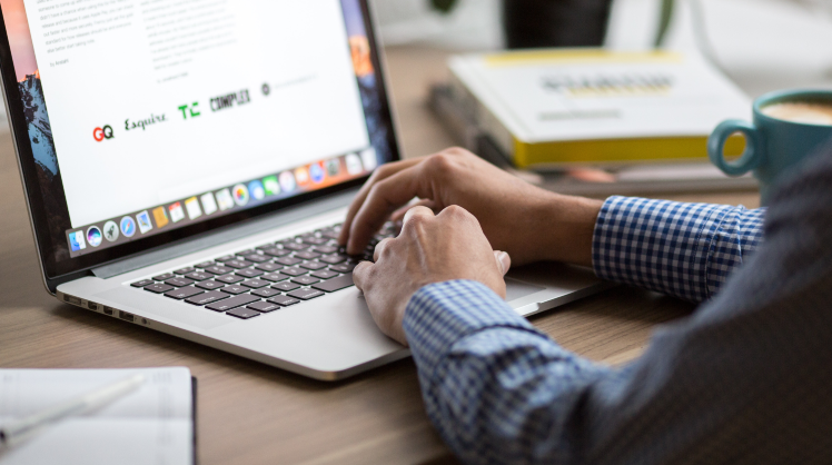 Homme tapant sur le clavier d'un ordinateur